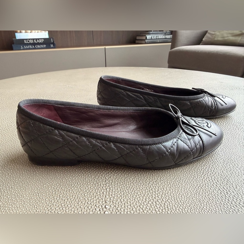CHANEL Black Quilted Flats with Bow - Picture 6 of 8